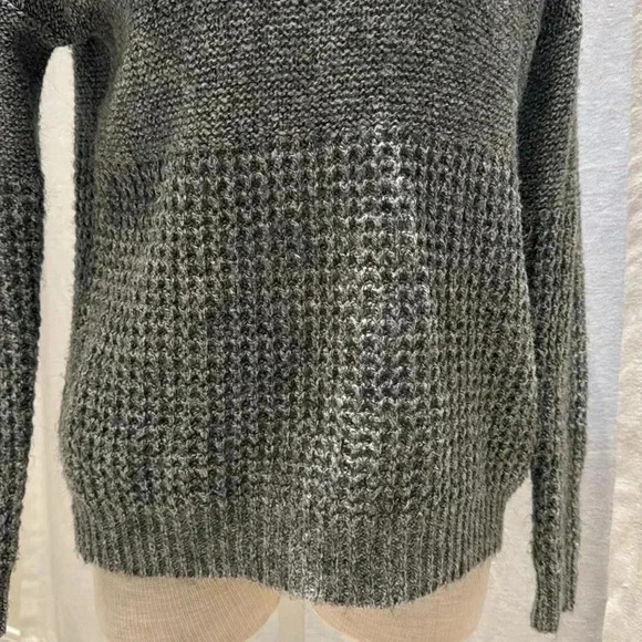American Eagle gray sweater size Medium long sleeve - Picture 3 of 4